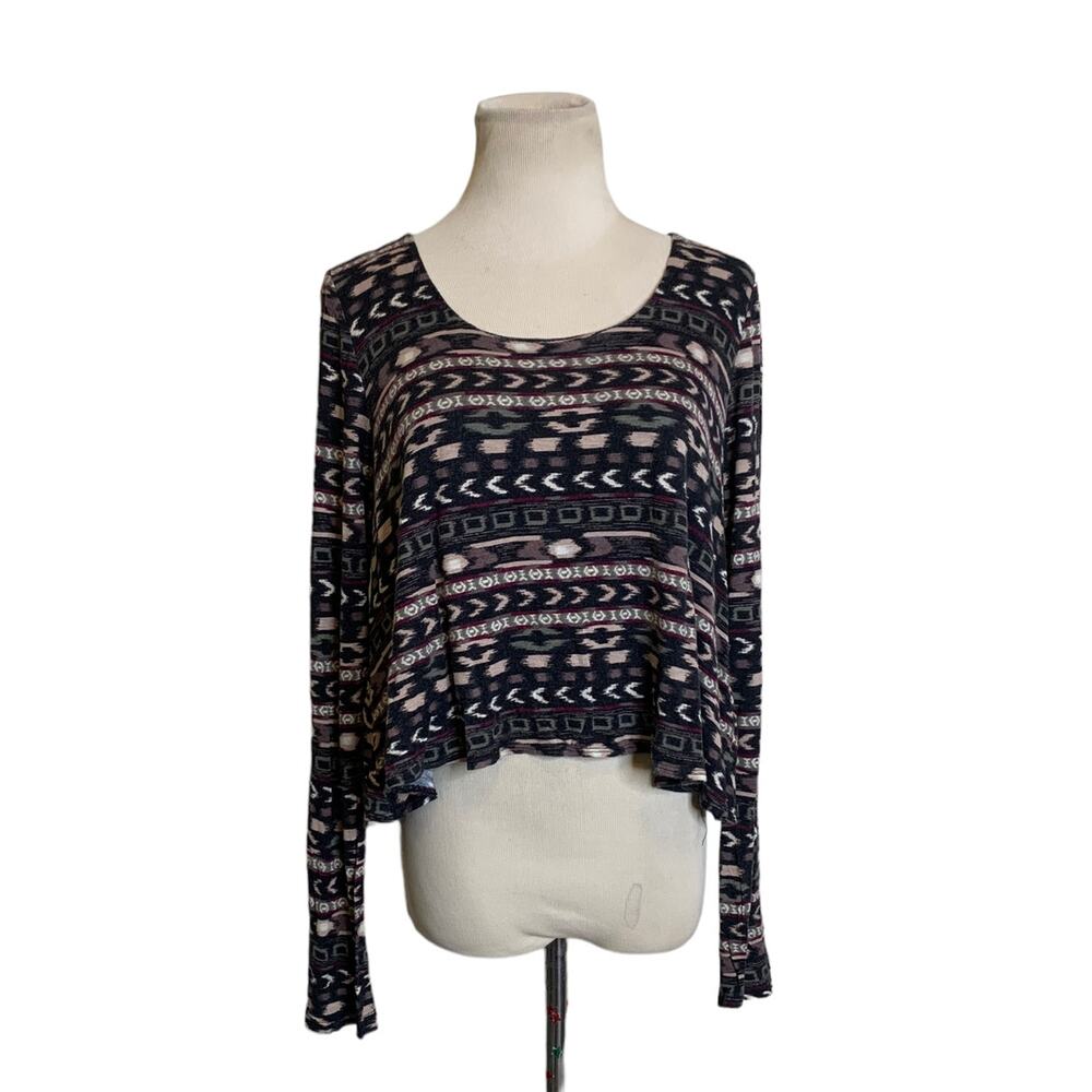 Final Touch long sleeves cropped top size Large